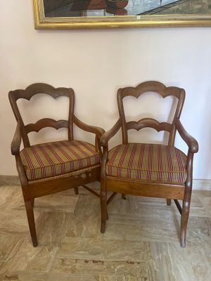deux chaises placées l'une à côté de l'autre devant un tableau