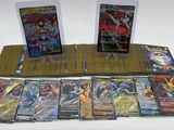 beaucoup de cartes pokemon sur la table