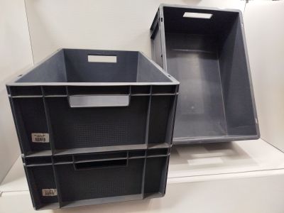 deux bacs en plastique posés sur une étagère dans une pièce