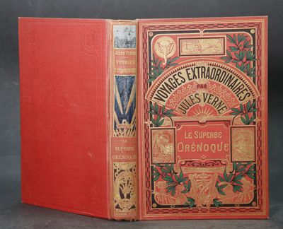 un vieux livre à la couverture rouge posé sur une table
