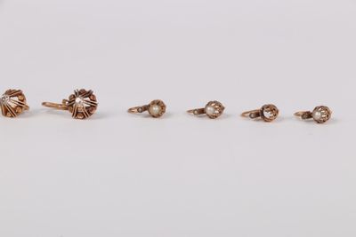 un ensemble composé de cinq paires de boucles d'oreilles et d'une bague