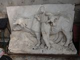 une statue représentant un homme avec un chien et une vache
