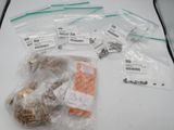 un sachet de noix et des noix posées sur une table