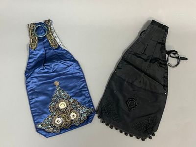 DEUX sacs à décor brodés.