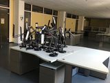 une pièce équipée d'un bureau, de chaises et d'autres équipements