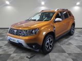 une photo d'une camionnette orange vif garée dans un garage