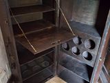 une vieille armoire en bois avec une étagère et une porte
