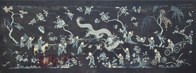 une photo d'un tableau accroché au mur, représentant des oiseaux et des fleurs