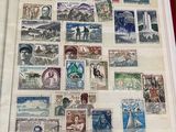 la photo d'un livre portant de nombreux timbres