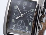 gros plan d'une montre-bracelet avec un cadran noir