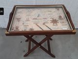 une table en bois sur laquelle est posée une vitrine en verre