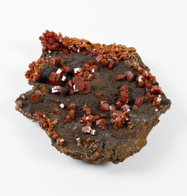 une photo d'un morceau de roche parsemé de cristaux rouges
