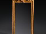 un miroir ancien dans un cadre doré sur fond noir