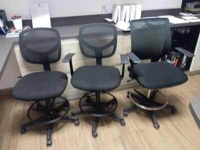 trois chaises de bureau posées par terre