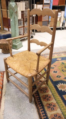 Fauteuil rustique assise paillée, accotoirs à retrait