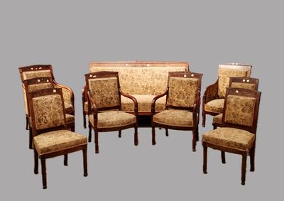 un ensemble de chaises et un canapé dans une pièce