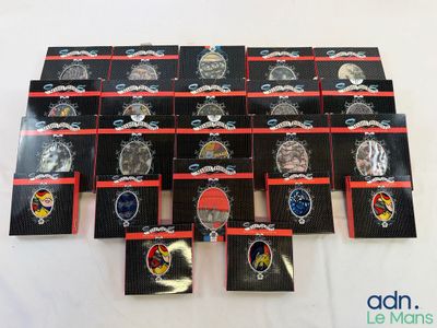 tout un tas de badges posés sur la table