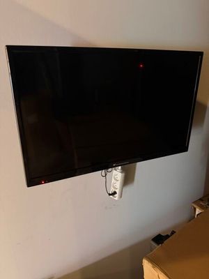 un téléviseur à écran plat fixé au mur d'une pièce