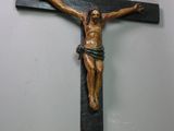 une croix en bois sur laquelle est fixé un crucifix