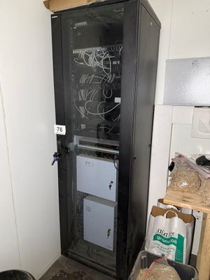 une armoire noire sur laquelle sont posés tout un tas de fils