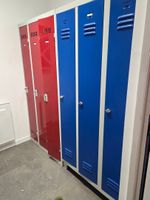 Deux vestiaires métalliques à trois portes