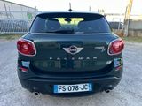 l'arrière d'une petite voiture verte garée sur un parking