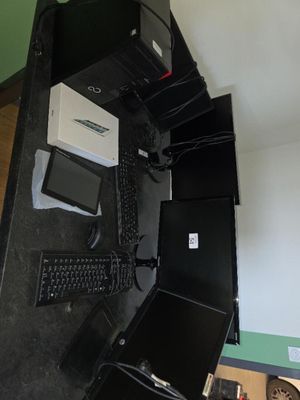un bureau sur lequel se trouvent un ordinateur, un clavier, une souris et d'autres objets