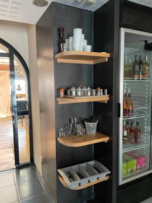 un réfrigérateur qui contient beaucoup de bouteilles et de verres