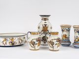 un ensemble de vases et de bols posés sur une table
