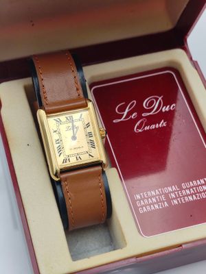 une image représentant une boîte posée sur une table, contenant une montre
