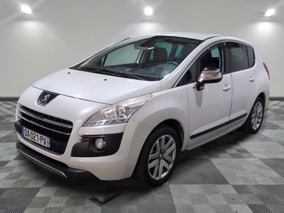 la photo d'une petite voiture blanche garée dans un garage