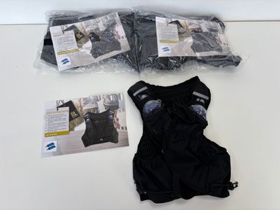 trois sacs de vêtements posés sur une table, à côté d'une paire de gants