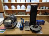 une table sur laquelle se trouvent de nombreux appareils électroniques