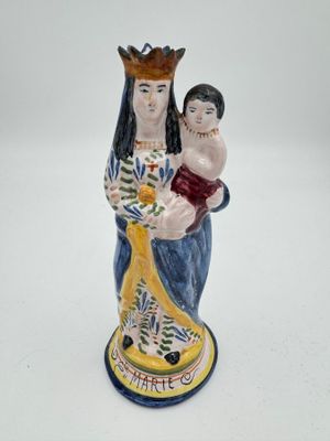 figurine représentant une femme tenant un enfant dans ses bras et portant une couronne sur la tête