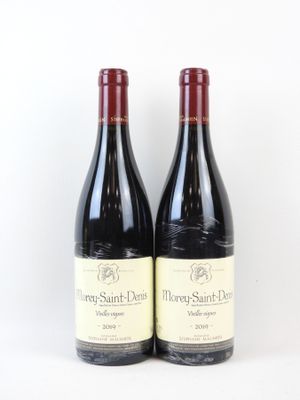 deux bouteilles de vin posées l'une à côté de l'autre sur une table