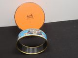 une bague ornée d'un motif, posée sur une table