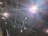 les nombreuses lampes suspendues au plafond d'un restaurant