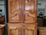 une armoire en bois qui se trouve au milieu d'une pièce