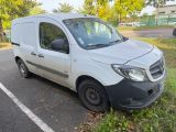 une camionnette blanche garée sur le parking