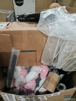 une boîte remplie d'objets qui traîne par terre