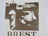 L'affiche du « Musée du repos » est accrochée au mur.
