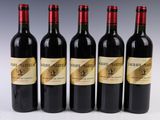 quatre bouteilles de vin sont alignées