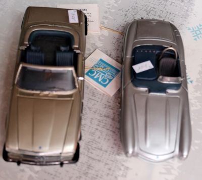 deux voitures jouets assises l'une à côté de l'autre sur une table