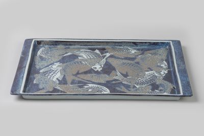 plateau rectangulaire bleu et blanc orné d'un motif de poissons