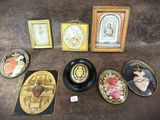 beaucoup de photos et une horloge sur la table