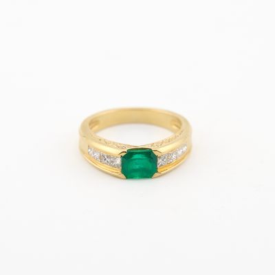 une bague en or sertie d'une émeraude et de diamants