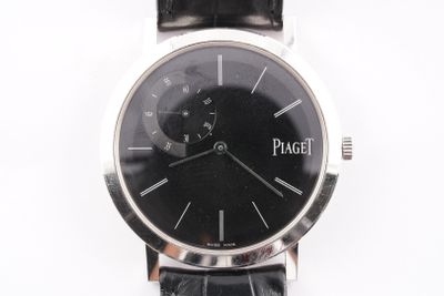 la montre est dotée d'un cadran noir