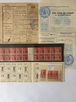 quelques vieux timbres et enveloppes sont posés sur une surface blanche