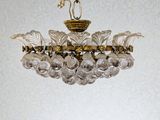 un lustre suspendu au plafond d'une pièce
