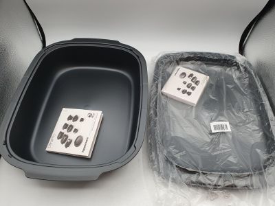 deux plateaux de nourriture posés sur une table